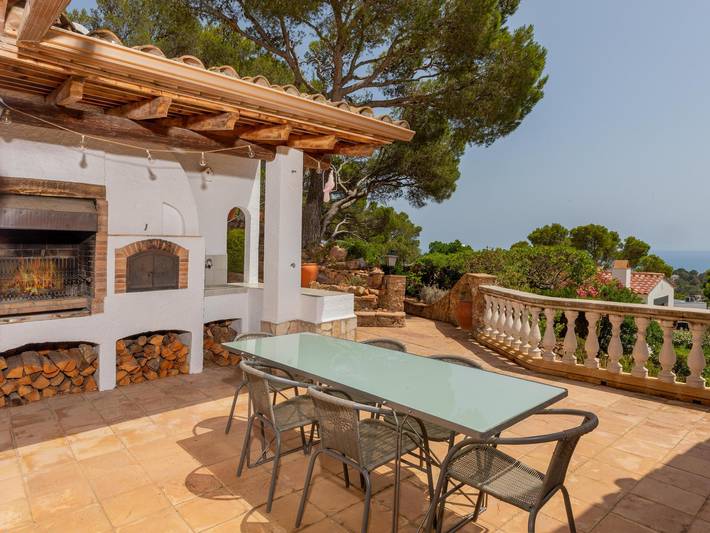 Gîte pour 6 personnes, avec piscine ainsi que terrasse et jardin