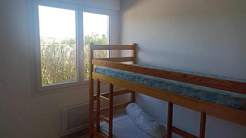 Location de vacances pour 5 personnes, avec terrasse ainsi que vue et piscine à Faugères - 3