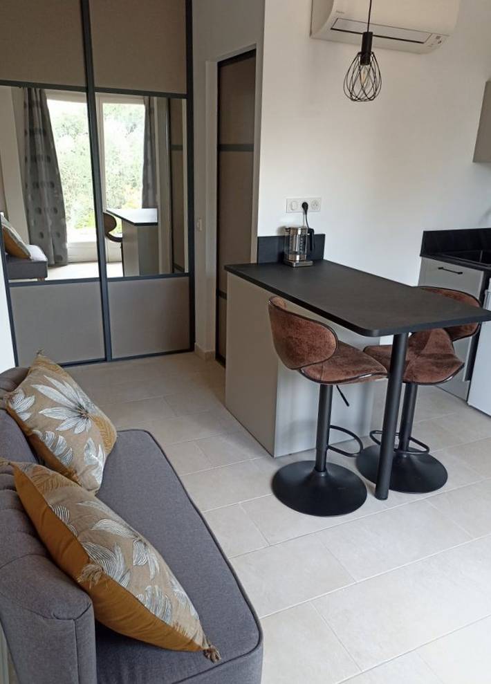 Gîte pour 2 personnes, avec piscine ainsi que jardin et terrasse à Grasse - 3