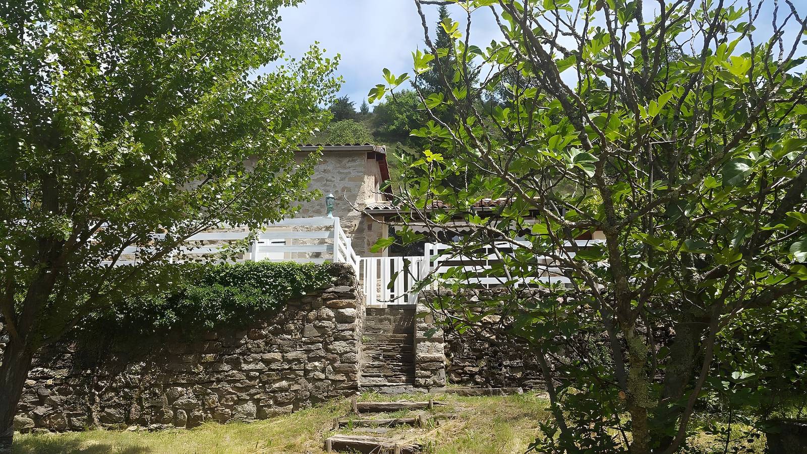Gîte de la Troulière : Vue sur le lac, terrasse privée et jardin privatif in Banne, Parc national des Cévennes