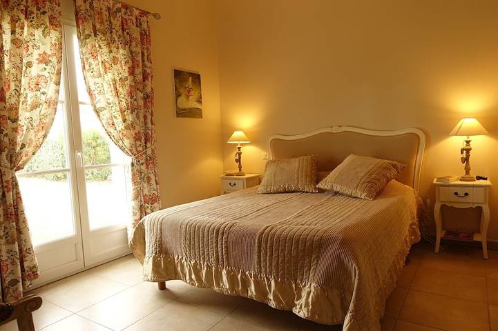 Beautiful luxury villa, air-conditioned and heated swimming pool in Mallemort, Arles region