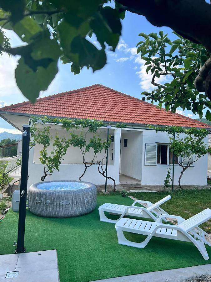 Chalet für 7 Personen, mit Whirlpool und Garten sowie Pool in Split-Dalmatien - 2