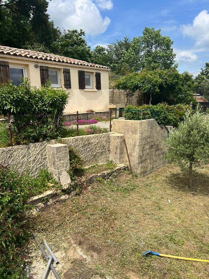 Location de vacances pour 4 personnes, avec piscine ainsi que jardin et vue, animaux acceptés à Saint-Andéol-de-Vals