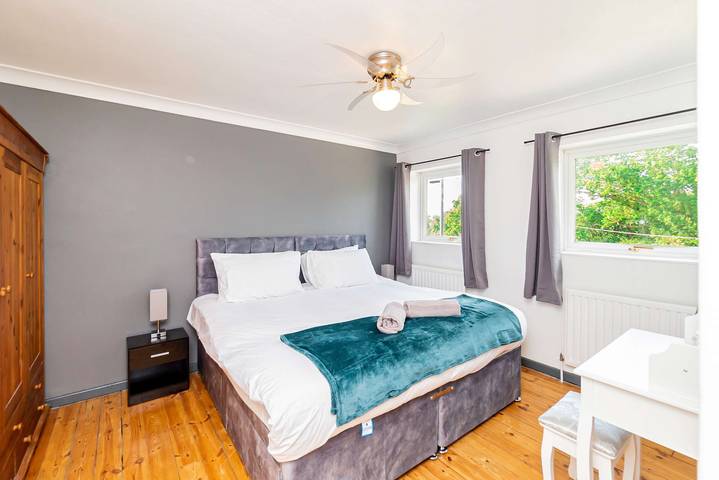 Comfortable 3Bed House with Garden & Parking in Eight Ash Green, Colchester