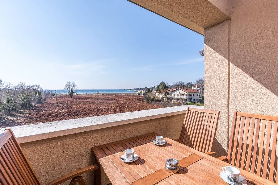 Ganze Wohnung, Apartment mit zwei Schlafzimmern und schönem Balkon mit Meerblick 
 in Dajla, Umag und Umgebung