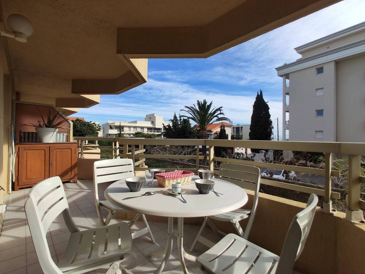 Entire apartment, Charming 1-Bed Appt, Sleeps 4, 100m from Beach, Private Parking, Terrace - Juan les Pins in Antibes, Mediterranean Coast (France)