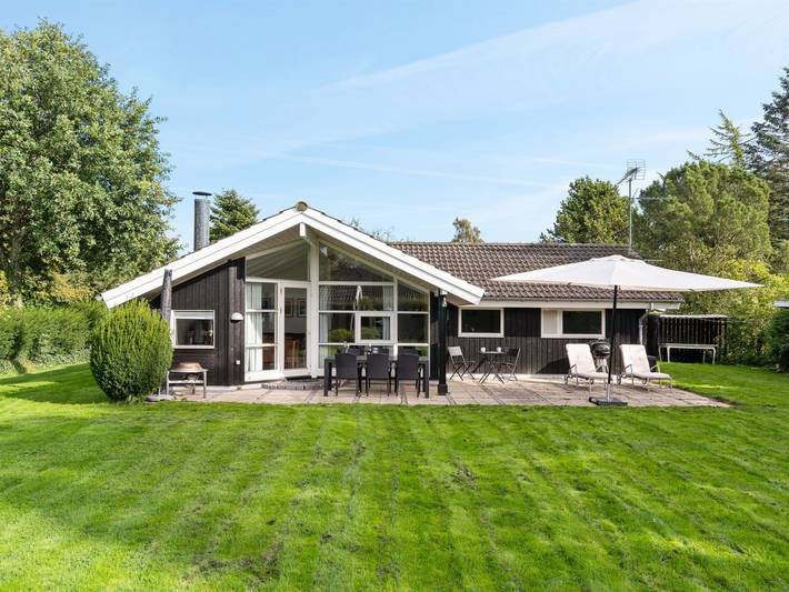 Ferieudlejning for 6 personer, med sauna og jacuzzi samt terrasse, husdyr tilladt i Dronningmølle