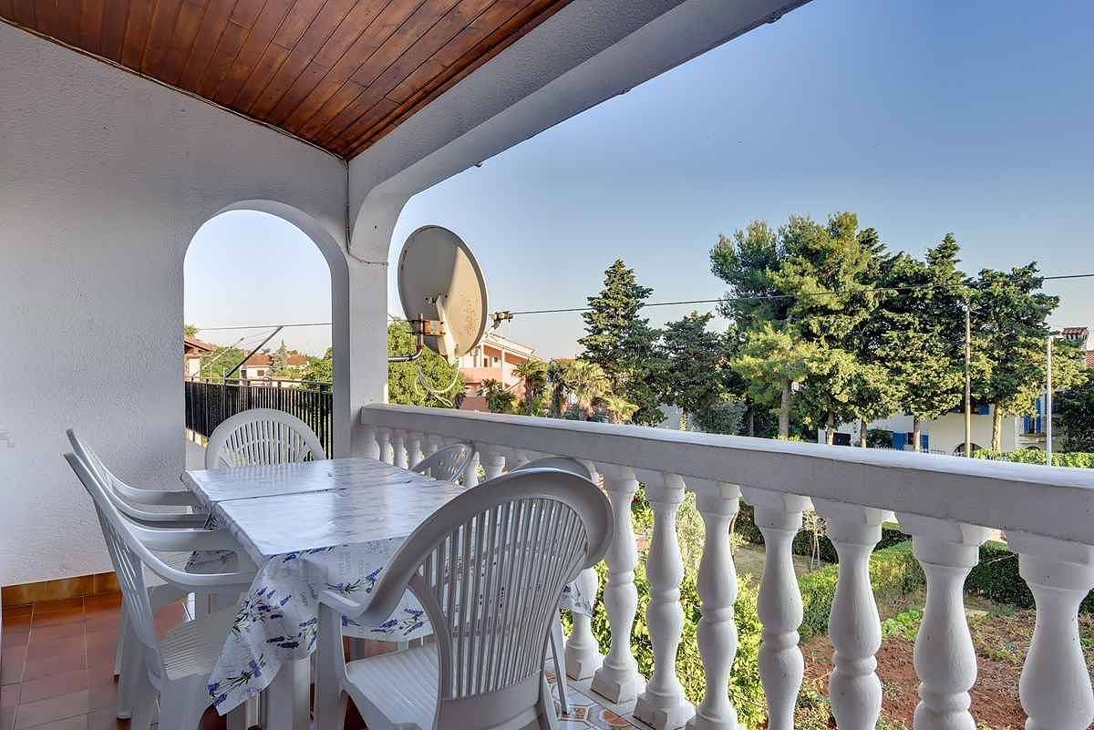 Entire vacation apartment, Holiday apartment with terrace and shared garden in Medulin City, Medulin