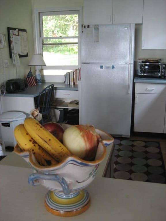 Beachfront Cottage auf privater Straße in Bristol (RI), Bristol County