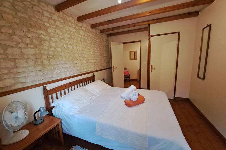 Location de vacances pour 6 personnes, avec piscine ainsi que jardin et terrasse à Saint-Pierre-de-Juillers - 2