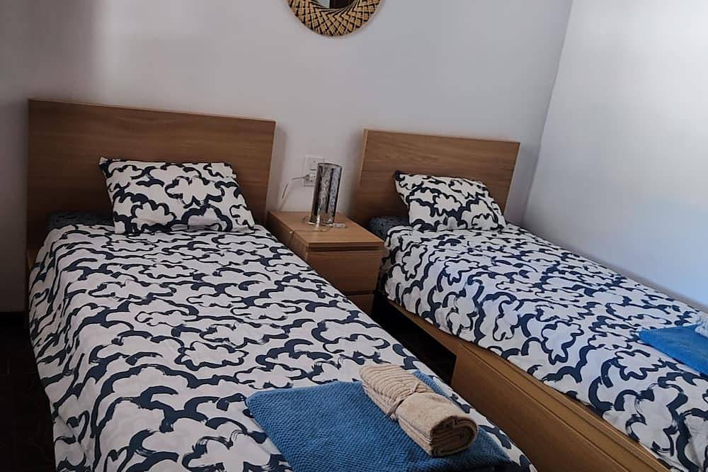 Farmhouse with swimming pool and tennis on a 1 hectare estate of orange and olive trees, 1 km from the sea. in Alcanar, Costa Dorada