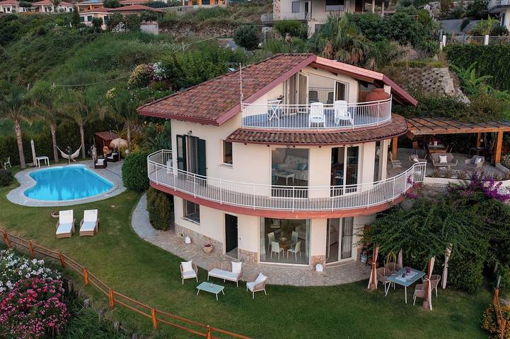 Chalet para 10 personas, con balcón además de jacuzzi y jardín, Se admiten mascotas - 1