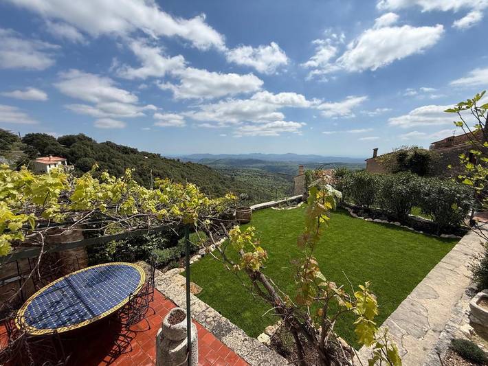 Location de vacances pour 4 personnes, avec piscine ainsi que vue et jardin à Mons (Var)