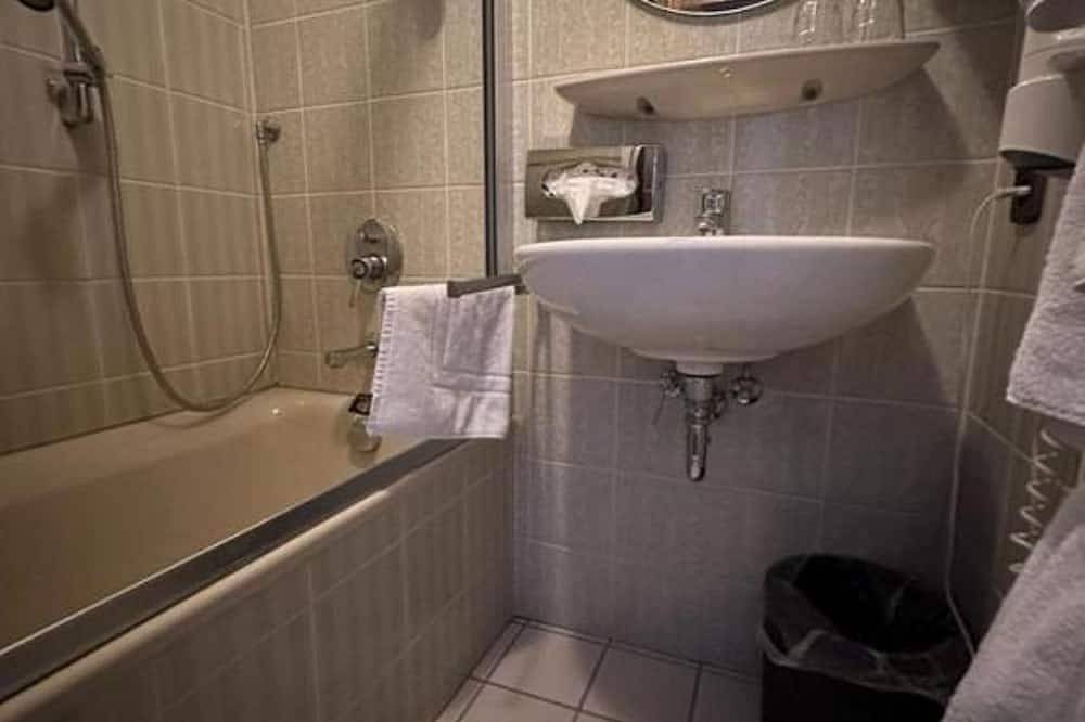Ganze Wohnung, Familienzimmer Classic, Retro mit Balkon, 1 Doppelbett+1 Einzelbett in Donaueschingen, Mittlerer Schwarzwald