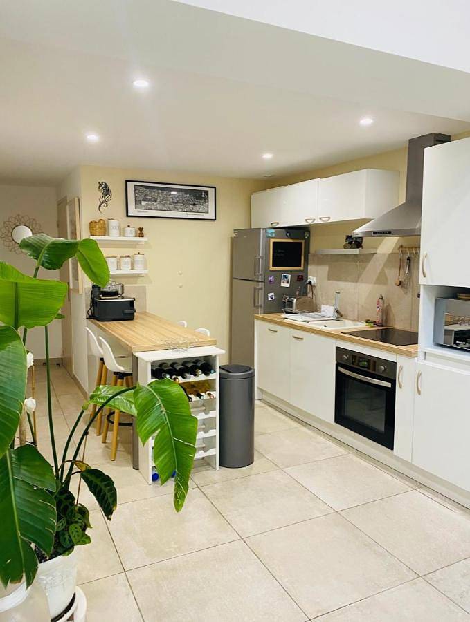 Appartement entier, One-Bedroom Apartment in Lançon-Provence, Côte méditerranéenne (France)