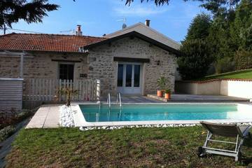 Gîte pour 8 personnes, avec terrasse ainsi que jardin et sauna à Ambierle