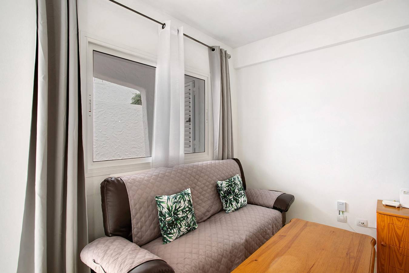 Apartamento entero, Apartamento de vacaciones 'Rach Agaete' con piscina compartida, terraza privada y Wi-Fi in Puerto de las Nieves, Agaete
