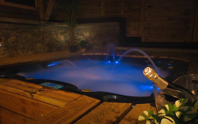 Gîte pour 6 personnes, avec Jacuzzi ainsi que Terrasse et Vue à Chalmazel