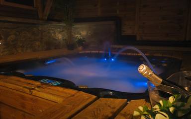 Gîte pour 6 personnes, avec jacuzzi et terrasse à Chalmazel