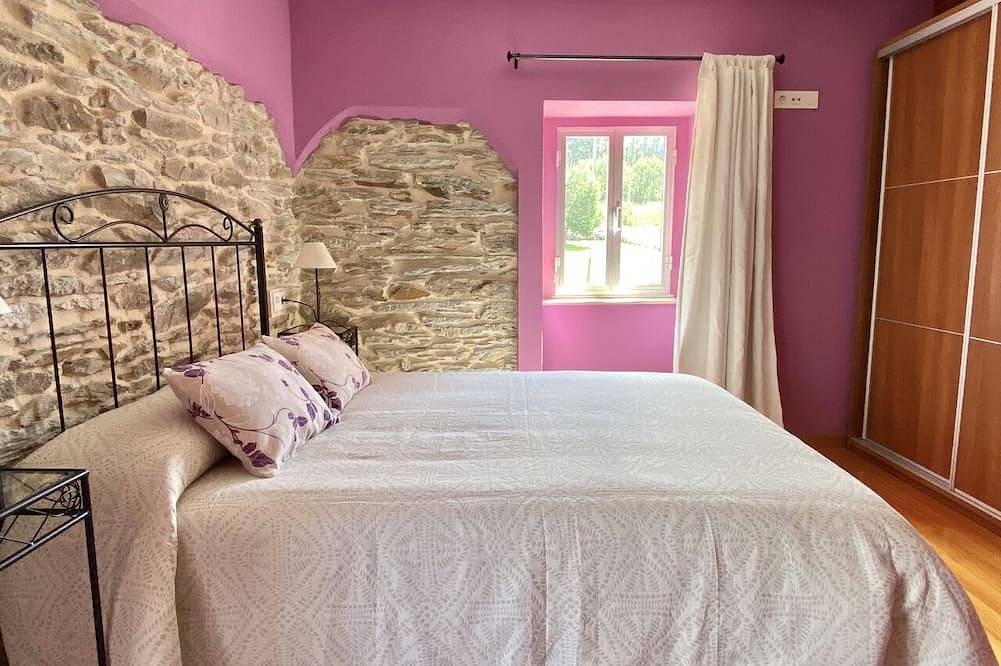 Sunny country cottage with garden located steps from several stunning beaches. in Ortigueira, Galician Coast