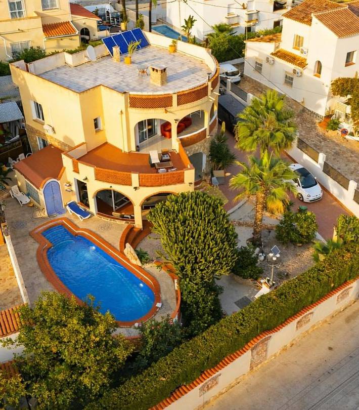 Chalet para 10 personas, con jardín además de vistas y piscina - 1