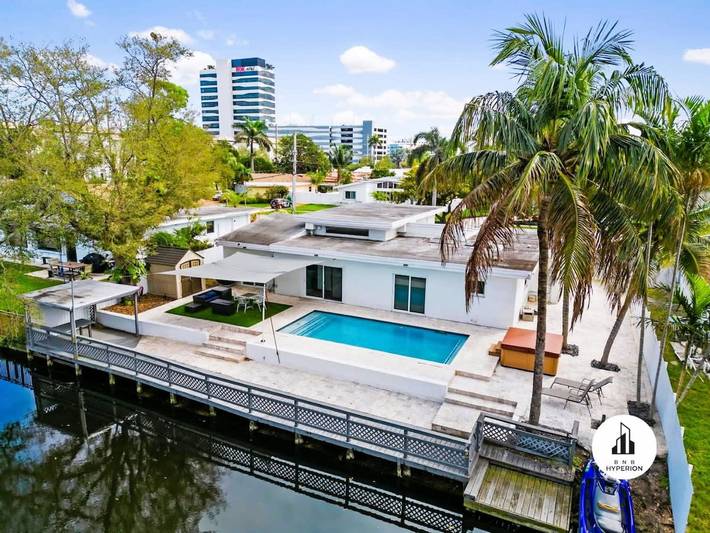 Vacation rental for 11 people, with pool and yard, kid friendly in Aventura FL