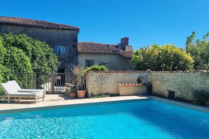 Location de vacances pour 10 personnes, avec jardin et piscine à Salles-Lavalette