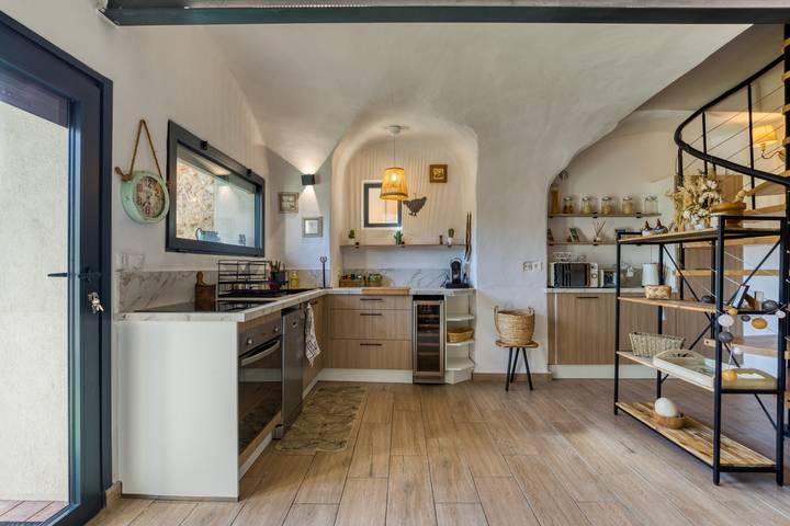 Casa de vacaciones 'Maison De Village' con piscina privada, Wi-Fi y aire acondicionado in La Tour-sur-Orb, Region de Béziers