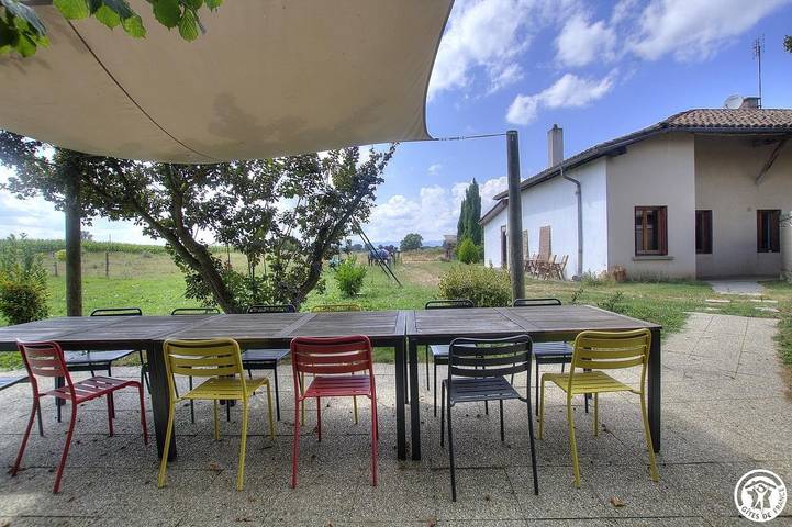 Gîte pour 12 personnes, avec piscine ainsi que terrasse et jardin