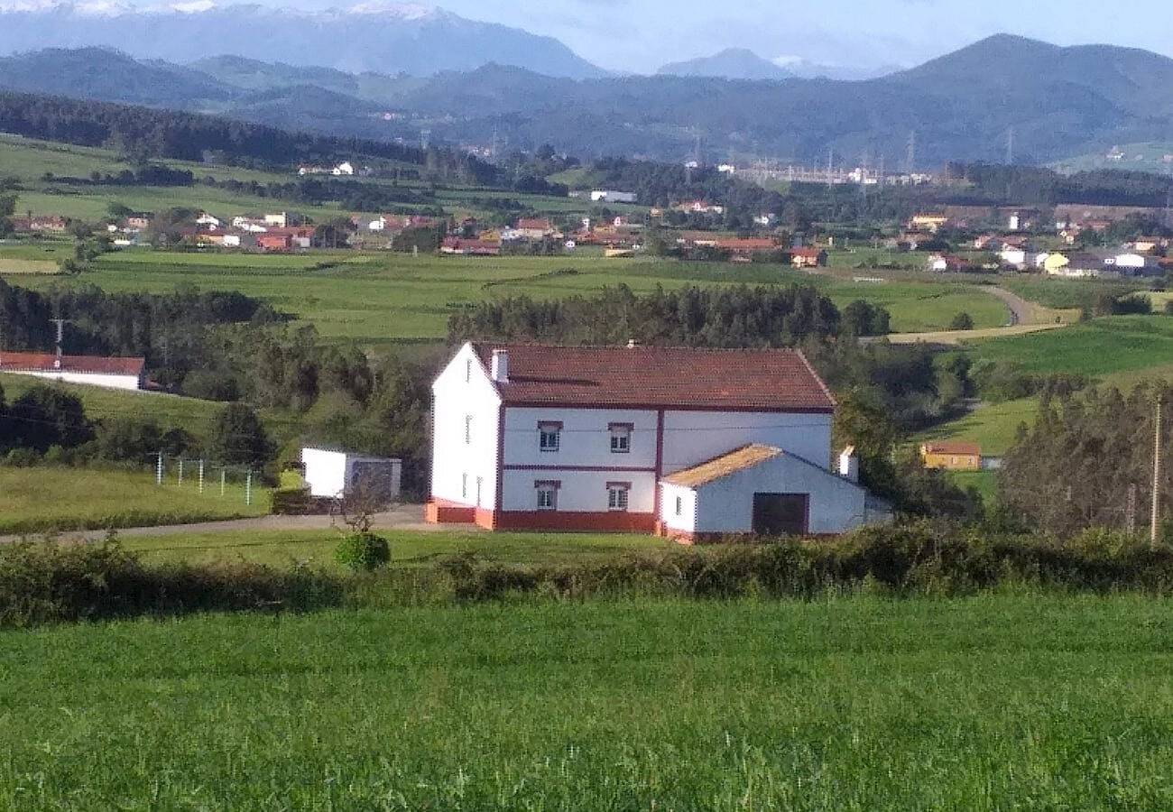 Casa de vacaciones 'El Carbayal' con vistas a la montaña y jardín in Gozón, Costa Verde