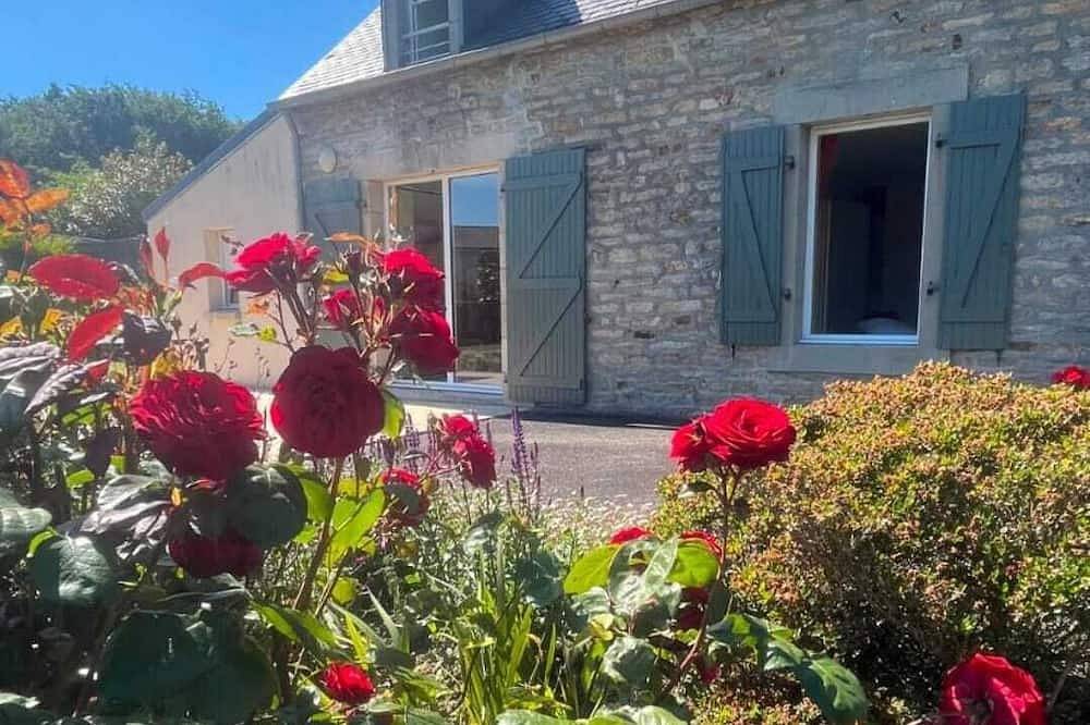 Breton house with large flower garden, 3 bedrooms and 2 sd2, 7kms from beaches. in Pleuven, Côte de Cornouaille