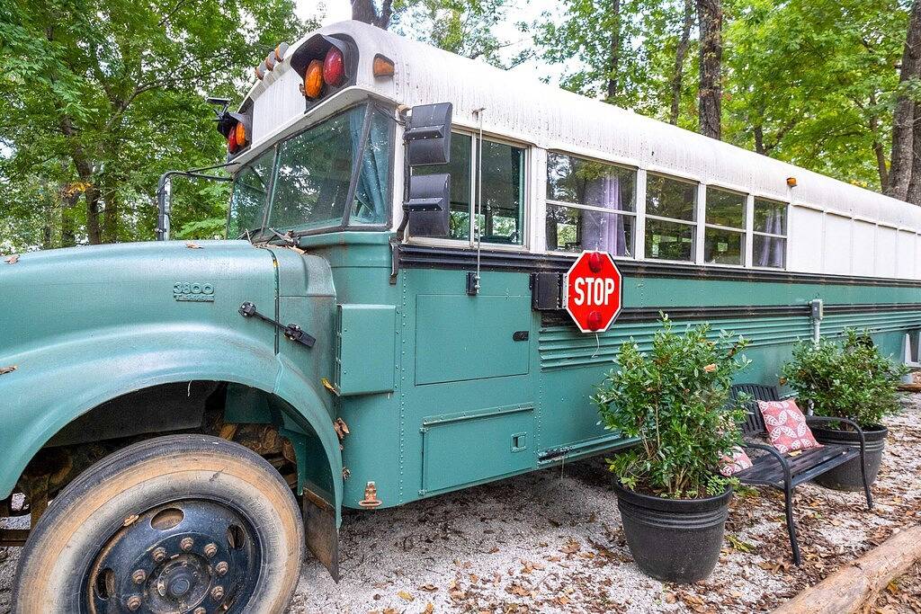 Emerald Gypsy Skoolie .... ein schrulliger schicker Schulbus in Ozark Mountains