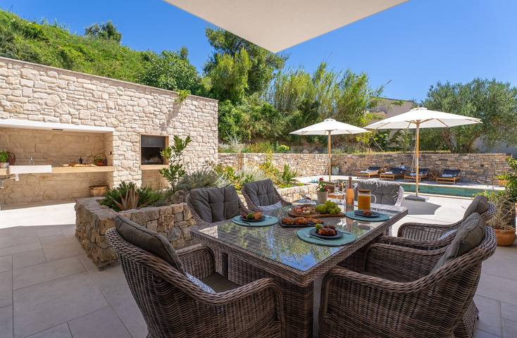Deluxe Villa Praska with private pool,Sauna,1km to Beach in Grljevac (Podstrana), Podstrana