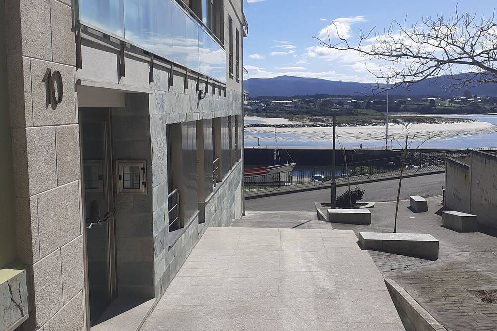 Entire apartment, Apartment on the beachfront of Rapadoira beach in Foz, Galician Coast