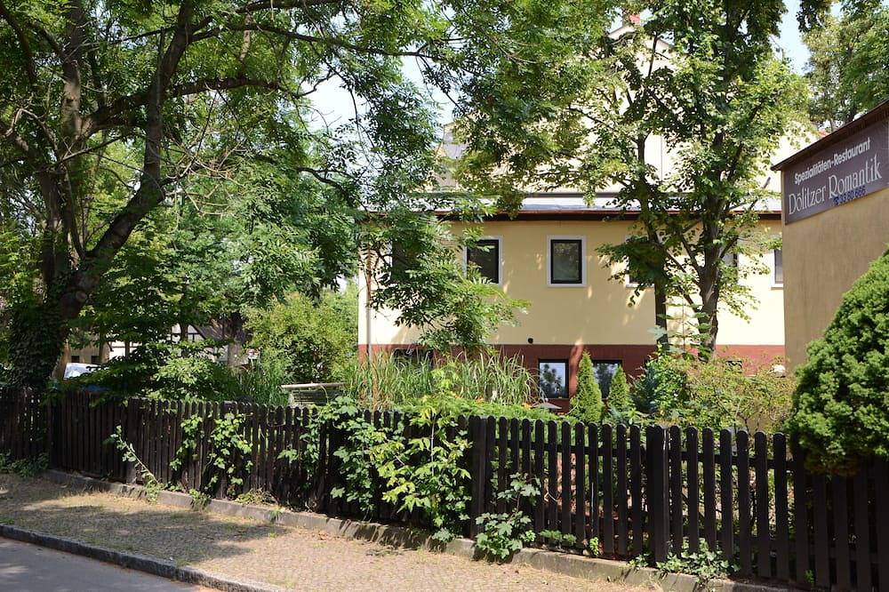 Entire apartment, Cozy, stylish maisonette apartment with large terrace surrounded by greenery in Leipzig-South, Leipzig
