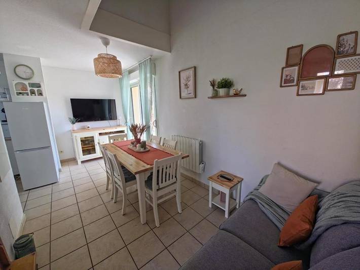 Gîte pour 6 personnes, avec vue ainsi que piscine et jardin à Prayssac