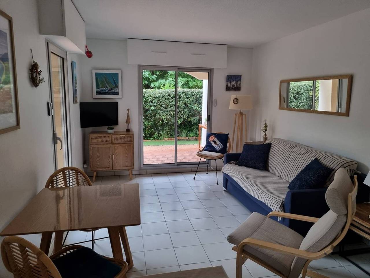 Entire apartment, Springtime Arcachon: Cozy 1Br Apartment with Garden, 250m from Joigny Beach in Arcachon, Arcachon region