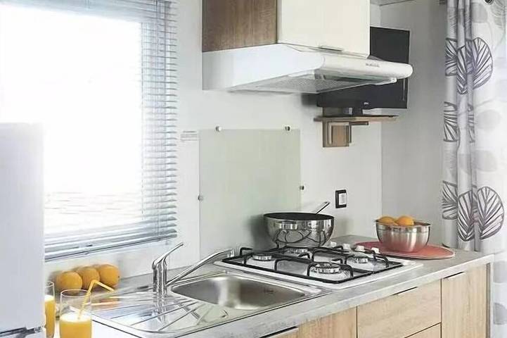 Camping pour 6 personnes, avec terrasse et piscine