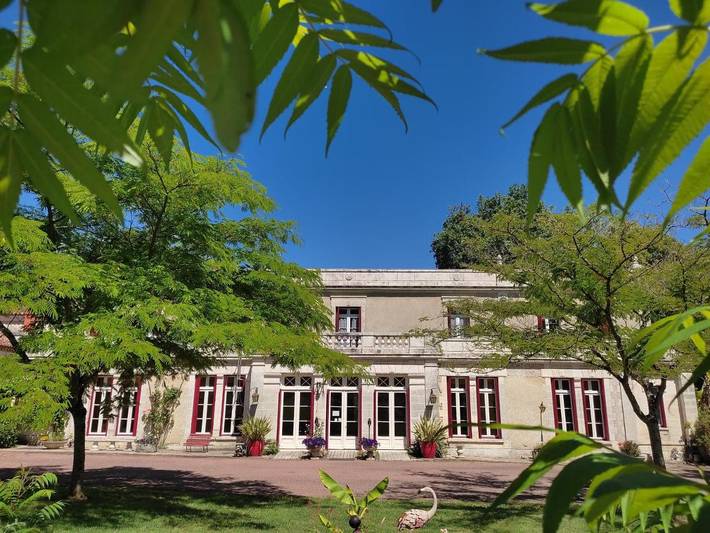 Location de vacances pour 18 personnes, avec Balcon et Terrasse ainsi que Jardin et Piscine à Saint-Laurent-de-Belzagot