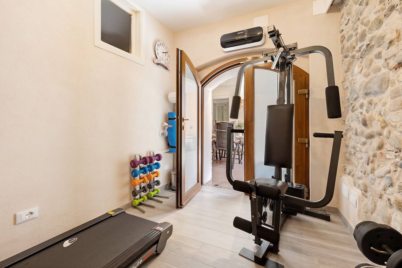 Appartamento intero, Appartamento 'Agnese' con Terrazza Privata, Wi-Fi e Aria Condizionata in San Felice del Benaco, Prealpi Gardesane