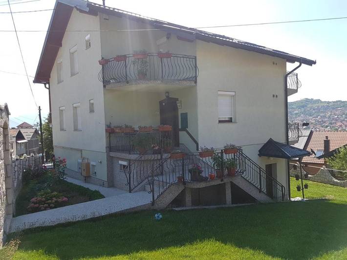 B&b per 19 persone, con Balcone e Terrazza nonché Giardino e Panorama a Sarajevo