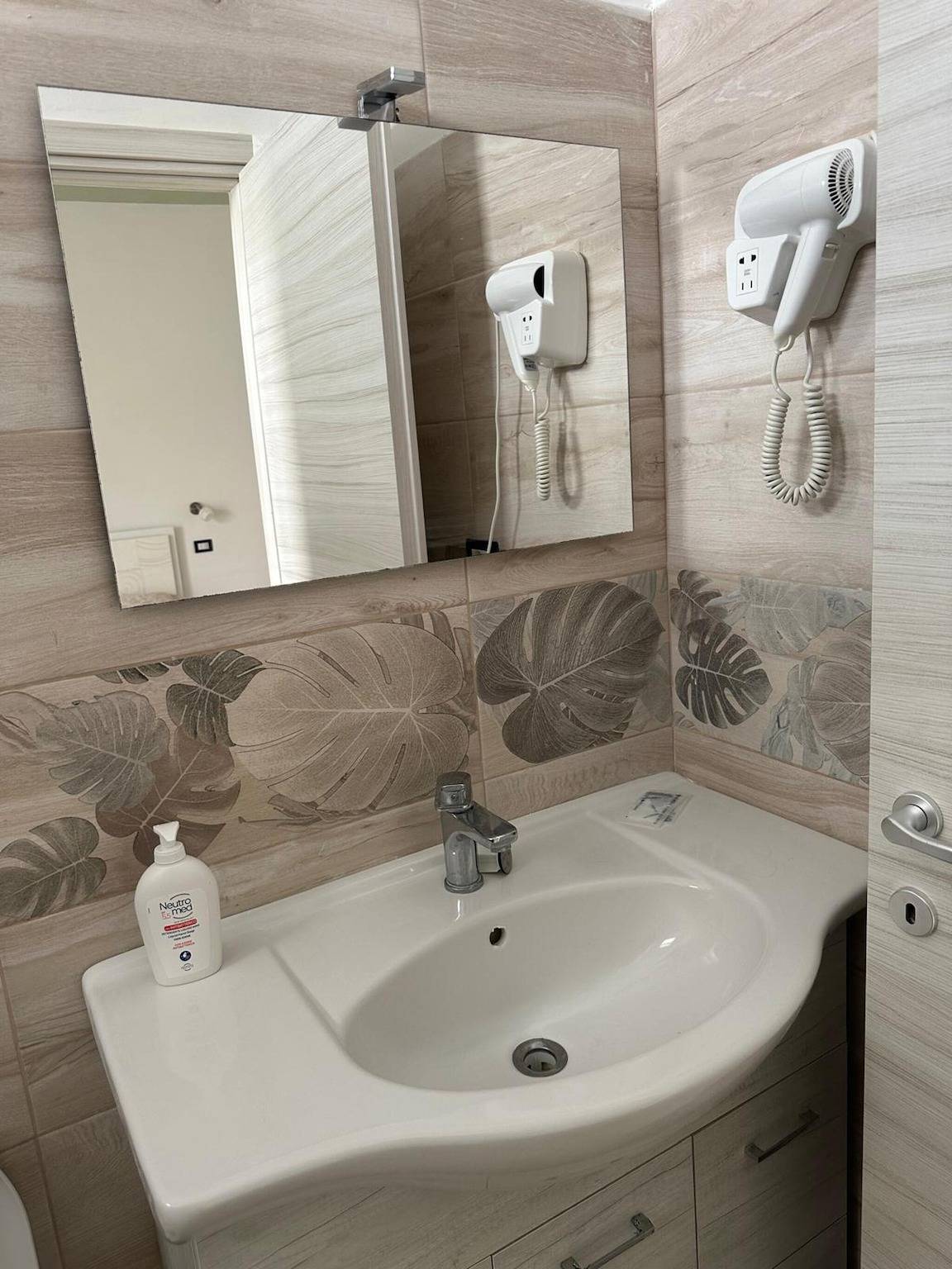 Camera 'Blu Dea - 1' con terrazza condivisa, Wi-Fi e aria condizionata in Torre Lapillo, Golfo di Taranto