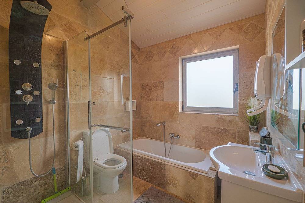 Villa de Luxe Avec vue Imprenable in Saint-Hippolyte-de-Montaigu, Nimes und Umgebung