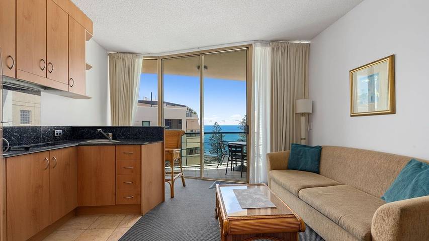 Holiday rental for 3 people, with pool and balcony as well as hot tub in Mooloolaba