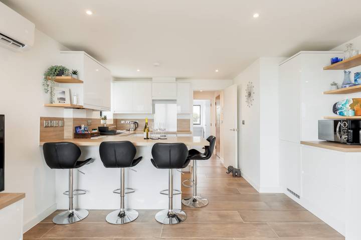 Entire apartment, Rise and Shine - With a Balcony On the Seafront in Bournemouth, South West England