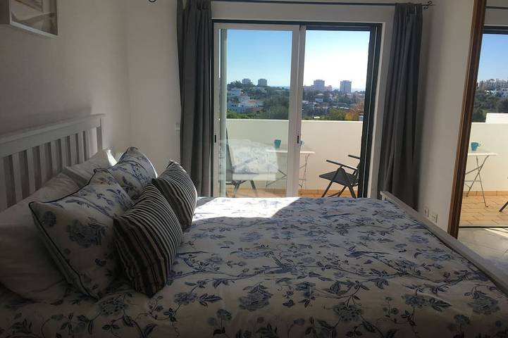 Ganze Wohnung, Schöne 2-Zimmer-Wohnung in Alvor mit Shared Pool in der Nähe von Stadt und Strand in Alvor, Faro Distrikt