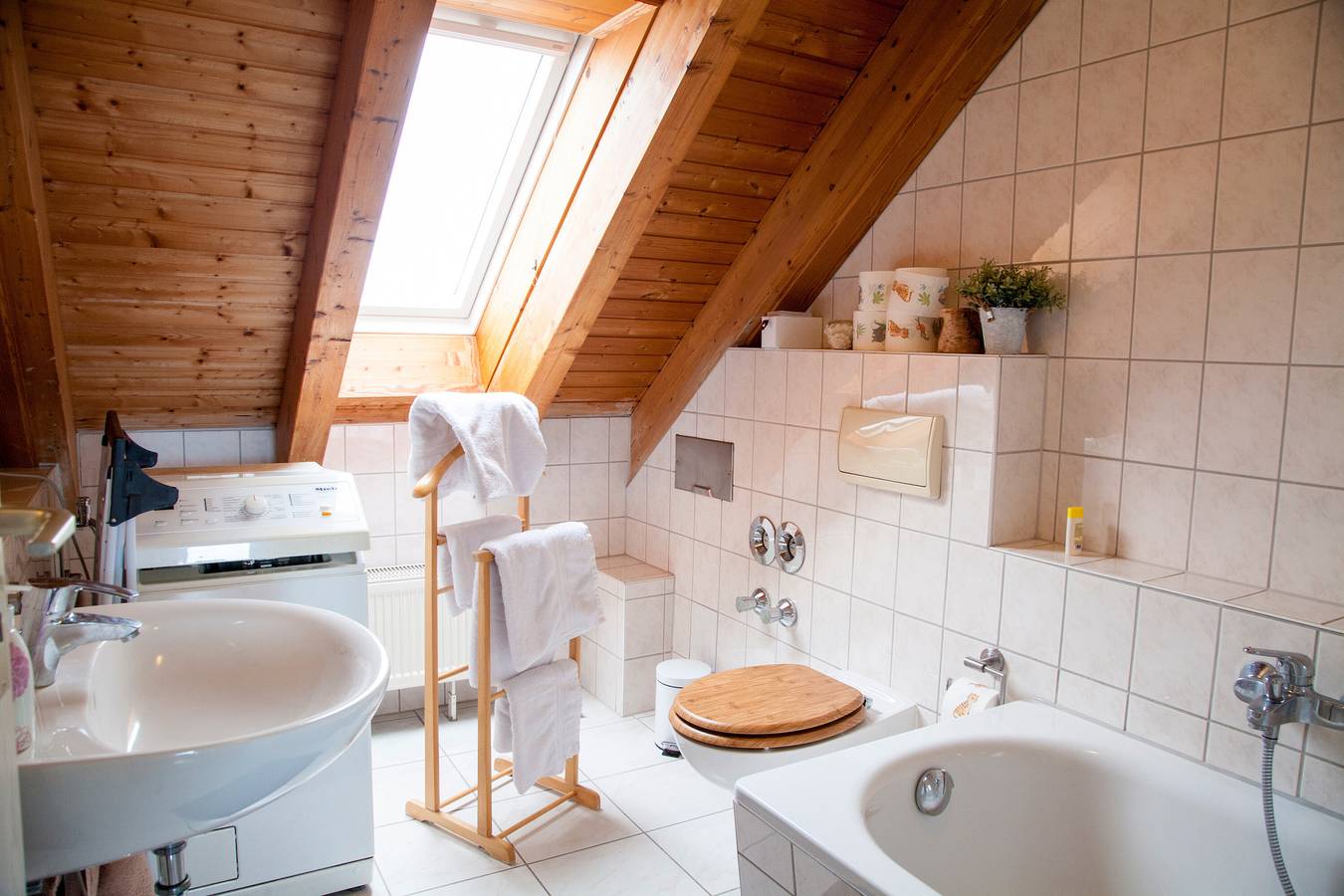 Apartamento entero, Apartamento 'Kastanie' con Jardín Privado, Balcón y Wi-Fi in Halle (Sajonia-Anhalt), Saale-Unstrut