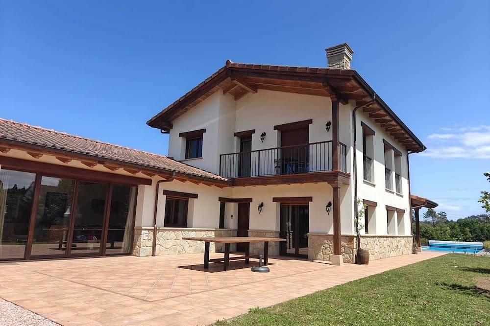Casa Eloy: Spacious rural house with heated pool, 8 min from Merón Beach in Argüeru, Villaviciosa