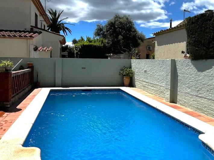 Location de vacances pour 5 personnes, avec terrasse et jardin à Sant Pere Pescador - 2