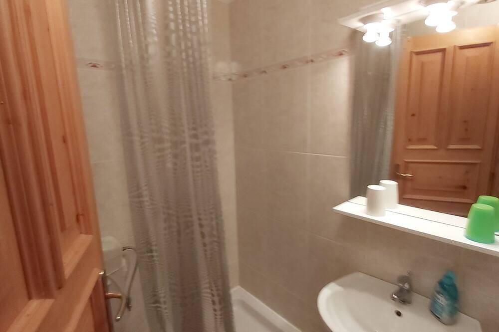 Ganze Wohnung, 2-Zimmer-Ferienwohnung mit Terrasse und Meerblick Merag, Cres in Cres Stadt, Cres